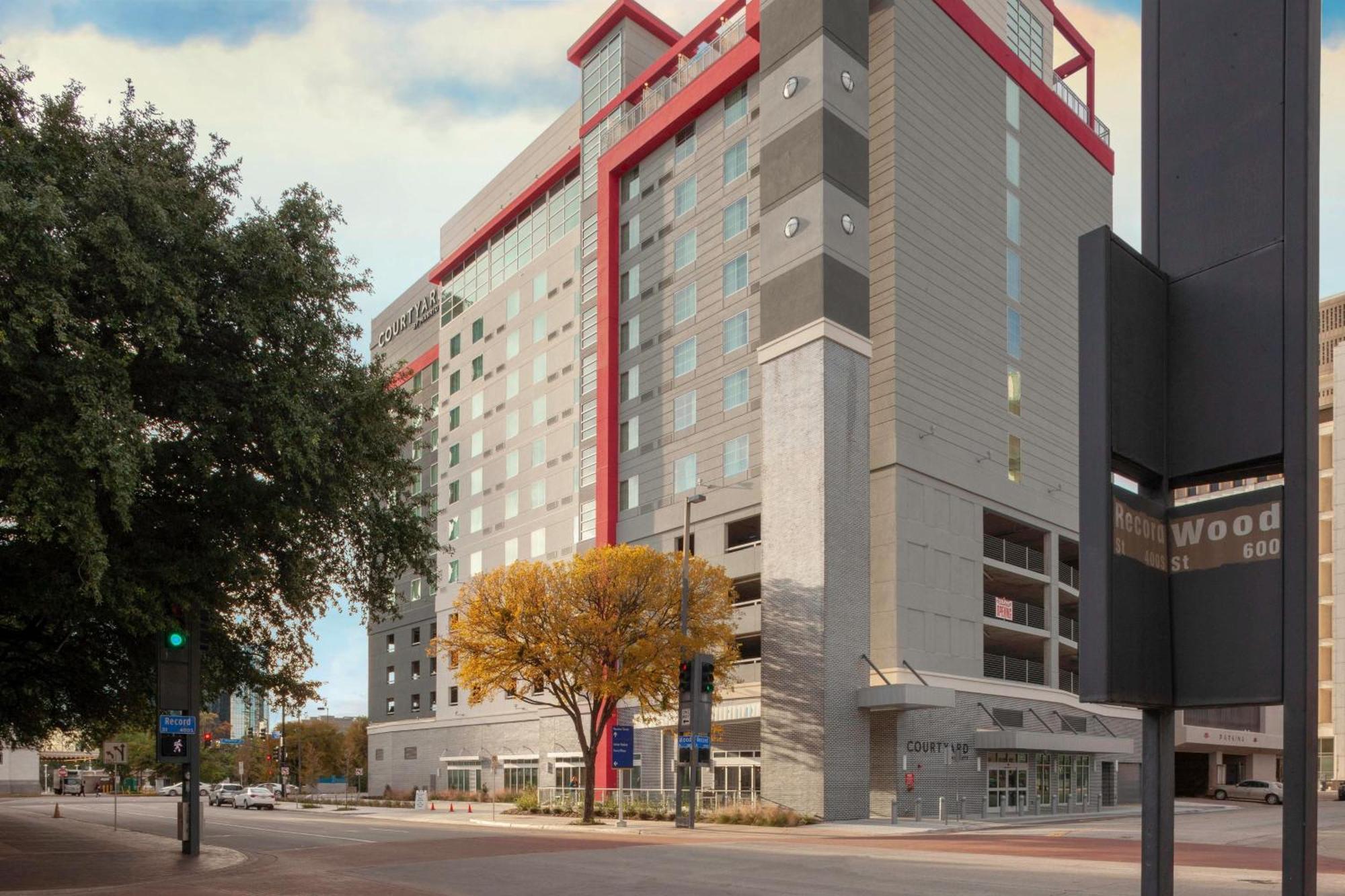 Courtyard By Marriott Downtown/reunion District 3*
